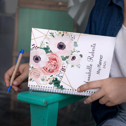 Moderne koraalroze bloemen dagen weken aangepaste planner