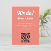 Moderne Koraalroze QR-code & Foto Bruiloft  Save The Date (Staand voorkant)