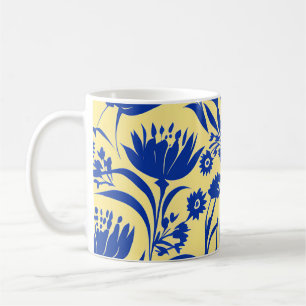 Moderne korenbloem blauwe bloem op geel koffiemok
