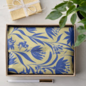 Moderne korenbloem blauwe bloem op geel tissuepapier (Geschenk)