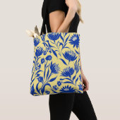 Moderne korenbloem blauwe bloem op geel tote bag (Dichtbij)
