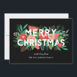 Moderne Krachtige Bloemrijke Prettig Kerstmis Fami Feestdagenkaart<br><div class="desc">Stuur mooie, persoonlijke kerstwensen met deze stijlvolle kaart met diverse handgetekende bloem- en plant elementen (dennen, bloemen, knoppen, dennenappels, bladeren en takjes). Moderne typografie vermeldt "Prettig Kerstfeest" in het wit en de bladeren en bloemen zijn hieronder gelaagd, met enkele elementen boven de tekst. Teksttemplates op zowel de voor- als achterkant...</div>