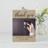 Moderne Kraft en Zwart Script bruiloft foto Bedankkaart (Staand voorkant)