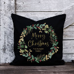 Moderne krans en script zwart | Vrolijk kerstfeest Kussen<br><div class="desc">Dit eenvoudige en stijlvolle vakantiekussen is voorzien van een prachtige waterverf krans met groene en faux gouden bladeren en rode holly bessen,  en een gouden moderne scripttypografie met de tekst "Merry Christmas" op een donkerzwarte achtergrond.</div>