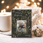Moderne krans groene kerst familie 4 foto's feestdagenkaart<br><div class="desc">Maak je klaar om het vakantiepaartspel te sleeën met onze Modern Simple 4 Photos Christmas Greeting! Met eenvoudige moderne groene en bruine dennentakken met retro sinaasappel en beige bessen en lichten in abstracte kransvorm met 1 hoofdfoto aan de voorkant omlijst door de takken en nog 4 foto's en de groet...</div>