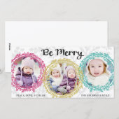 Moderne kransen Wees vrolijk Drie Foto Wit Feestdagenkaart (Voorkant / Achterkant)