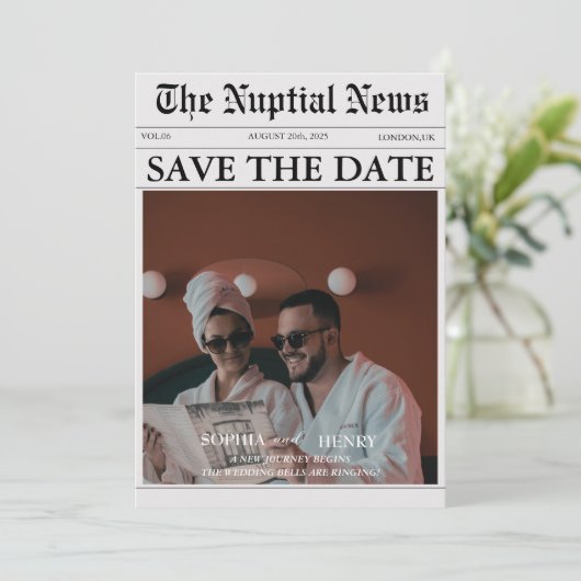 Moderne krant Fun-Style foto bruiloft Save The Date (Staand voorkant)