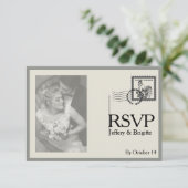 moderne krantenstijl bruiloft RSVP kaartje (Staand voorkant)