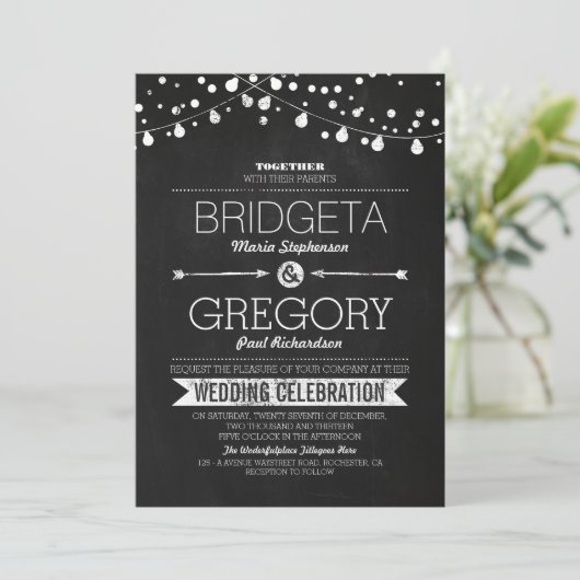 Moderne krijtbord String Lights Bruiloft uitnodigi Kaart (Staand voorkant)