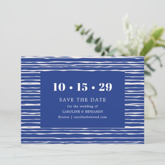 Moderne Kust Blauwe Streep Bruiloft Save The Date (Staand voorkant)