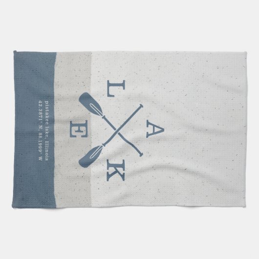 Moderne Lake House Aangepaste Coördinaten Theedoek (Horizontaal)