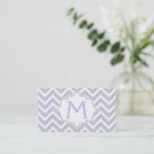 Moderne lavendel paarse, grijze chevron monogram visitekaartje (Staand voorkant)