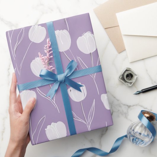 Moderne lavendel tulp witte bloemmotief cadeaupapier (Geschenken)