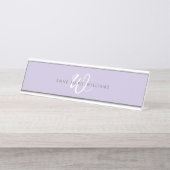 Moderne Lavendel Witte Script Monogram Bureau Naambordje (Voorkant)