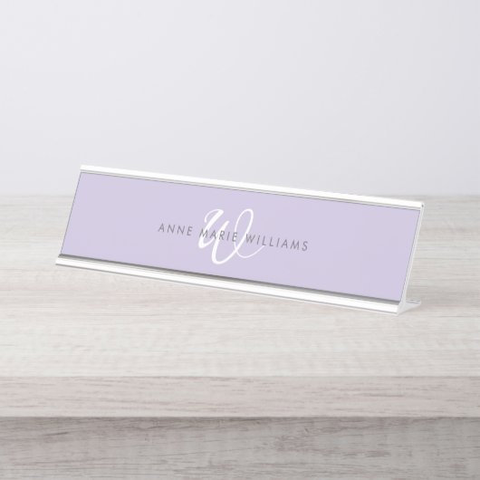 Moderne Lavendel Witte Script Monogram Bureau Naambordje (Voorkant)