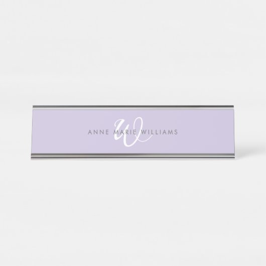 Moderne Lavendel Witte Script Monogram Bureau Naambordje (Voorkant)