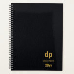 Moderne lederen blik zwart en gouden monogrammen planner<br><div class="desc">Lederen kijken monogrammed planner uit en zijn klaar om op elk moment van het jaar te beginnen (d.w.z. nieuw jaar, boekjaar, academisch jaar, nieuwe onderneming of project enz.). Dit eenvoudige, moderne, gepersonaliseerde ontwerp heeft een lederen achtergrond in zwart-wit met gouden kleurentypografie en de sjabloon is klaar om u aan te...</div>