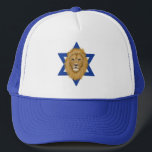 Moderne Leeuw van Juda I Ster van David Israël Trucker Pet<br><div class="desc">Met dit eenvoudige,  modern ingerichte pet kunt u uw steun voor Israel shows! Een met de hand beschilderde Leeuw van Juda is het middelpunt,  over de Davidster. Origineel kunstwerk gemaakt door Tracey Khalei / Orabella Prints.</div>