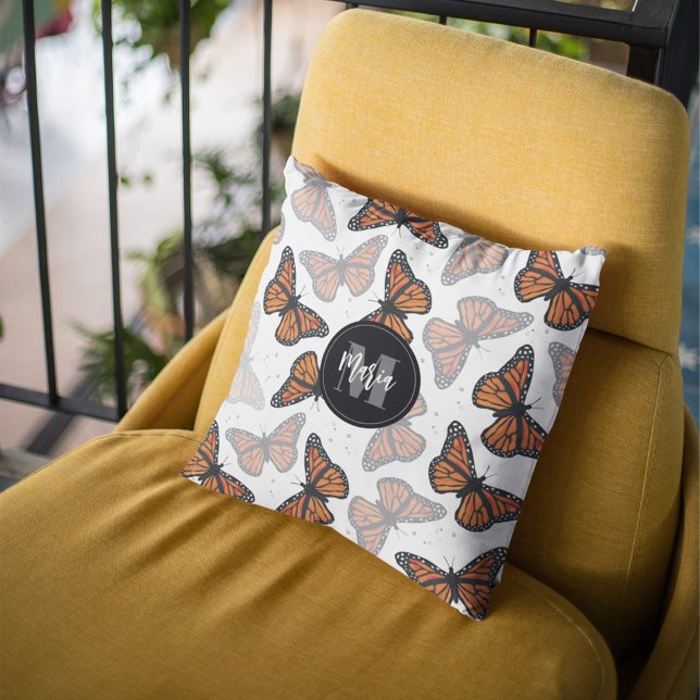 Moderne legante monoarch Butterfly-monogrammen Kussen (Elegant monarch butterfly monogram throw pillow with personalized nature design.)