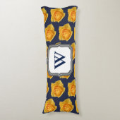 Moderne Lemon Yellow Roses & Navy Initiaal Letter Lichaamskussen (Voorkant Verticaal)