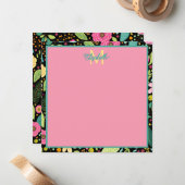 Moderne lentebloemen op zwart monogram notitiekaartje (Voorkant / Achterkant in situ)