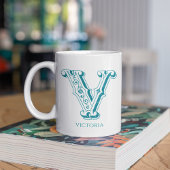 Moderne letter V Monogram Naam Koffie Mok