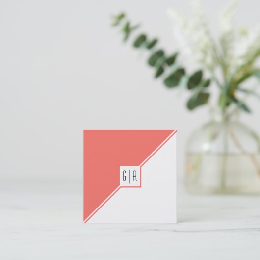 Moderne levende koraal driehoeken en monogram vierkante visitekaartje (Staand voorkant)