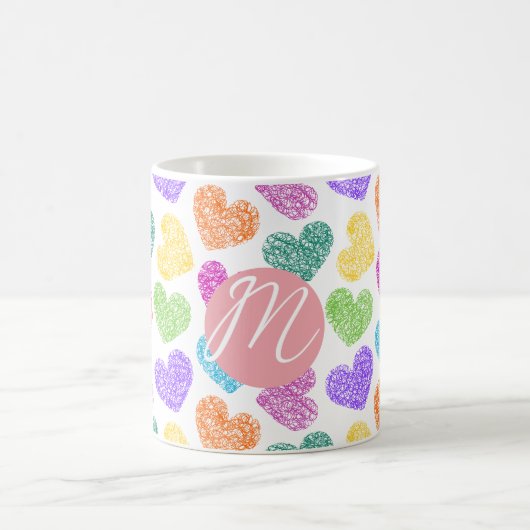 Moderne Levendige Regenboog Doodle Harten Monogram Koffiemok (Center)