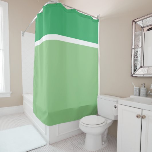 Moderne levendige tweekleurige groene witte strep douchegordijn (In situ)