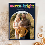 Moderne Levendige Vrolijkheid   Heldere Boog Foto  Briefkaart<br><div class="desc">Dit "Modern Vibrant Merry   Bright Arch Photo Christmas-Briefkaart" combineert elegant diepblauw met speelse,  kleurrijke "vrolijk   helder" letters,  waardoor een vrolijke vakantie-groet ontstaat. Met een familiefoto in een boogvormig lijst is het een perfecte mix van casual charme en moderne stijl,  waardoor uw feestelijke boodschap echt opvalt.</div>