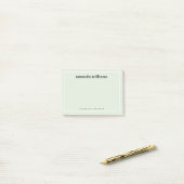 Moderne licht saliegroen aangepaste naam en tekst post-it® notes (Op bureau)