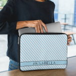 Moderne lichtblauwe strepen laptop sleeve<br><div class="desc">Houd uw laptop beschermd in stijl met deze Modern Light Blue Stripes-laptophoes, met een schoon en eigentijds ontwerp van zachte lichtblauwe strepen. Perfect voor diegenen die houden van een minimalistische esthetiek met een vleugje sophisticatie. Dit sleeve is vervaardigd uit duurzaam, lichtgewicht neopreen en biedt een uitstekende beveiliging tegen krassen, stof...</div>