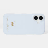 Moderne Lichte Stof Blauw Gouden Script Monogram iPhone 16 Hoesje (Achterkant horizontaal)
