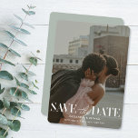 Moderne lichtfoto-weduwnaar Datum opslaan Kaart<br><div class="desc">Informeer uw gasten over uw aanstaande trouwdatum met deze moderne Save the Date Cards met een volledig aftapbare verticale foto, een moderne typografie en een gekleurde rug in een lichtgrijs groen. Alle kleuren kunnen worden veranderd om uw stijl en trouwthema te passen, kunt u ook tussen verschillende papieren vormen en...</div>