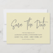 Moderne lichtgele kalligrafie Scannable QR-code Save The Date (Voorkant)