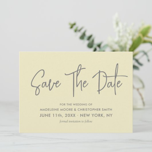 Moderne lichtgele kalligrafie Scannable QR-code Save The Date (Staand voorkant)