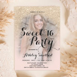 Moderne lichtgouden glitter ombre foto Sweet 16 Kaart<br><div class="desc">Een modern,   lichtglitter douchecombre met pastelzwart roze kleurenblok Sweet 16 verjaardagsfeestuitnodiging met uw aangepaste foto met een licht goudvormig patroon dat op een roze achtergrond vervaagt.</div>