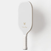 Moderne Lichtgrijze Gouden Script Monogram Pickleball Paddle (Links)