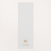 Moderne Lichtgrijze Gouden Script Monogram Yogamat (Voorkant)