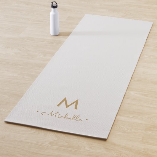 Moderne Lichtgrijze Gouden Script Monogram Yogamat (In situ)