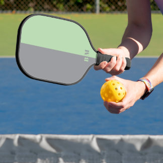 Moderne lichtgroene en grijze monogram op maat gem pickleball paddle