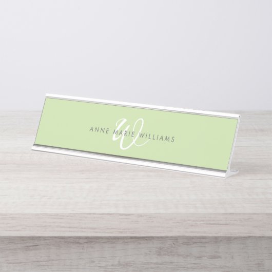 Moderne Lichtgroene Witte Script Monogram Bureau Naambordje (Voorkant)
