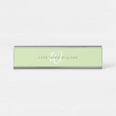 Moderne Lichtgroene Witte Script Monogram Bureau Naambordje (Voorkant)