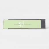 Moderne Lichtgroene Witte Script Monogram Bureau Naambordje (Voorkant)