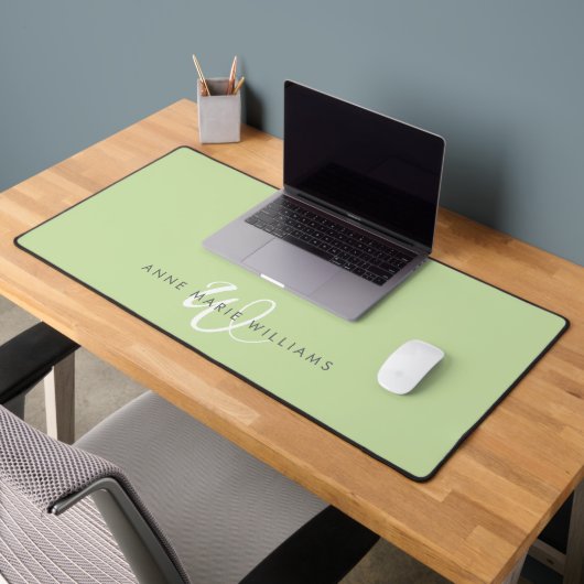 Moderne lichtgroene witte script monogram bureaumat (Kantoor 2)