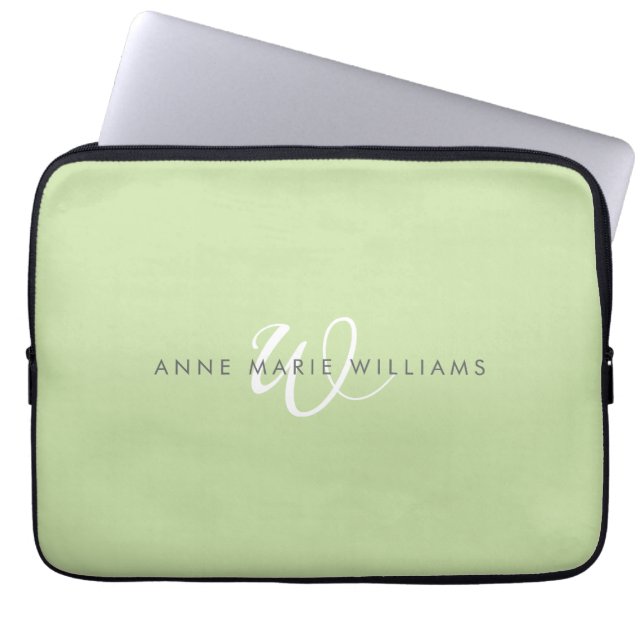 Moderne Lichtgroene Witte Script Monogram Laptop Sleeve (Voorkant)
