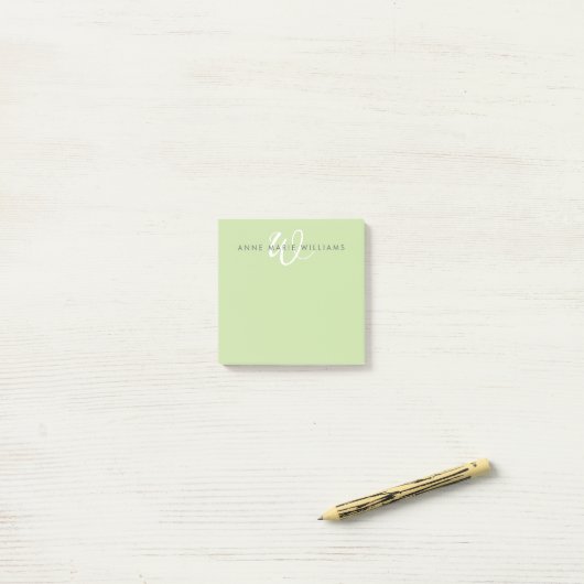 Moderne lichtgroene witte script monogram post-it® notes (Op bureau)
