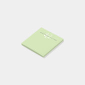 Moderne lichtgroene witte script monogram post-it® notes (Schuin)