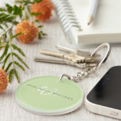 Moderne Lichtgroene Witte Script Monogram Sleutelhanger (Voorkant Rechts)