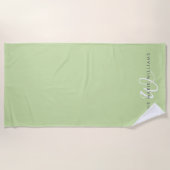 Moderne lichtgroene witte script monogram strandlaken (Voorkant)